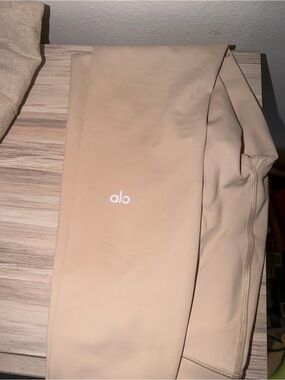 ALO Yoga High-Rise Leggings in Nude Beige